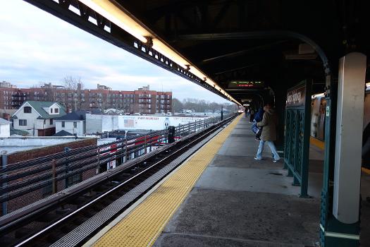 Looking south along the local track on the Manhattan-bound platform of the Kings Highway Culver station