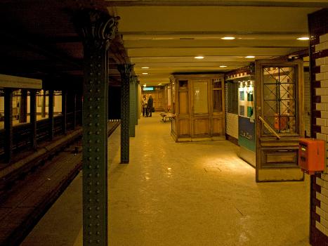 Metrobahnhof Kodály körönd