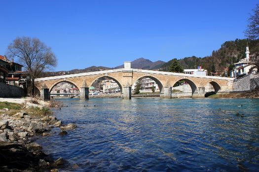 Die 2008 wieder aufgebaute osmanische Brücke über die Neretva in Konjic, Bosnien und Herzegowina