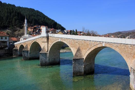 Die 2008 wieder aufgebaute osmanische Brücke über die Neretva in Konjic, Bosnien und Herzegowina