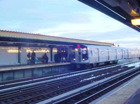 Train arriving on southbound platform of Kosciuszko Street (BMT Jamaica Line) station, view from opposite platform