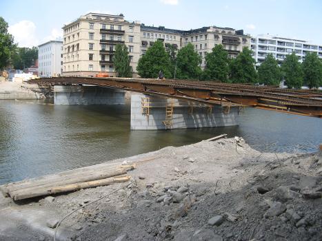 The new Myllysilta bridge in Turku being built, seen from the left bank.