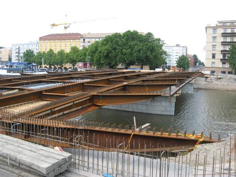 The new Myllysilta bridge in Turku being built, seen from the left bank.