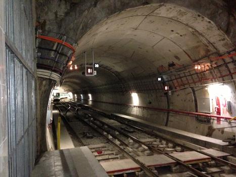 A la station de métro Front Populaire, le tunnel en direction d'Aubervilliers