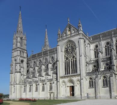 Basilique Notre-Dame de La Chapelle-Montligeon (61). Extérieur. Flanc sud.