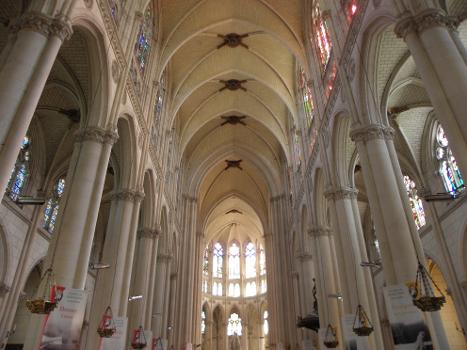 Basilique Notre-Dame de La Chapelle-Montligeon (61). Intérieur. Vaisseau principal