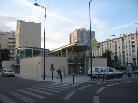 Les Agnettes Metro Station
