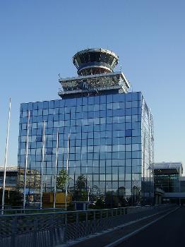 Kontrollturm am Flughafen Prag