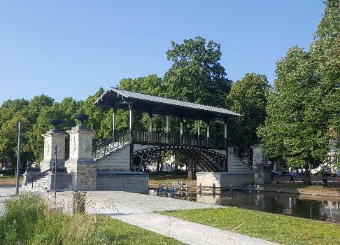 Pont Napoléon, Lille : Ouvrage d'art situé à Lille, traversant la Moyenne-Deûle. Il est nommé en l'honneur de Napoléon Ier et comporte le nom de plusieurs victoires napoléoniennes.