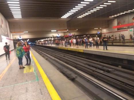 Los Héroes Metro Station