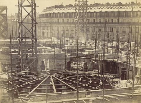 Opéra Garnier en construction:La structure ronde en fer est le plafond du vestibule circulaire qui porte le plancher du parterre de la salle.