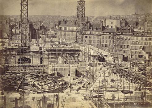 Opéra Garnier en construction:La photographie est prise en direction du nord, vers la scène et les bâtiments administratifs.