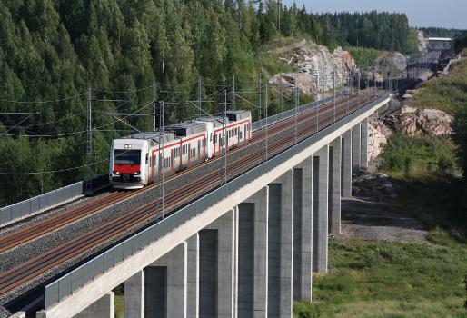 An Sm4 train crossing Luhdanmäki railway bridge on the Kerava–Lahti railway, Finland
