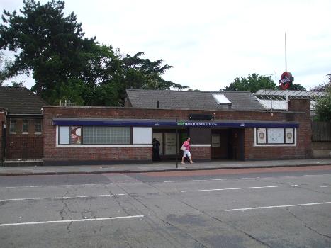 Manor house tube station main entrance, to the northwest of the A105 Green Lanes/A503 Seven Sisters Road junction