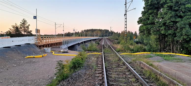 Mansikkakoski railway bridges in Imatra : Old bridge to the right and new to the left (with temporary passenger platform of Imatra station on it).