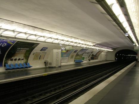 Entrée de la station de métro Picpus, ligne 6, 12e arrondissement de Paris, France