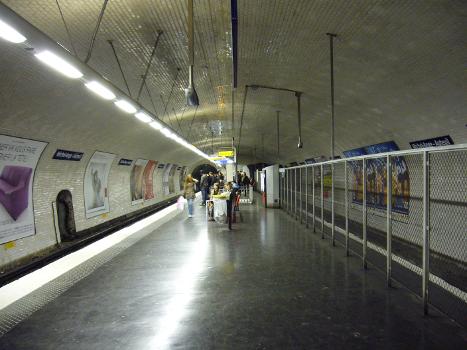 Les quais de la station Michel-Ange - Auteil sur la ligne 10 du métro de Paris