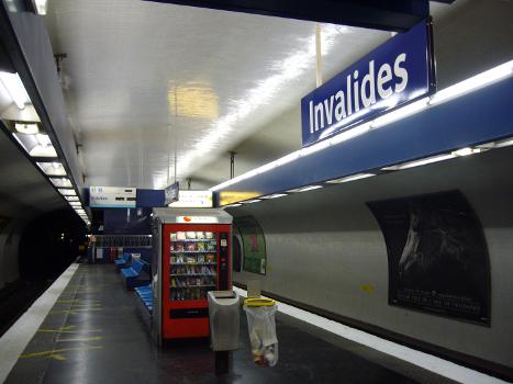 Vue de la station Invalides sur la ligne 13 du métro de Paris