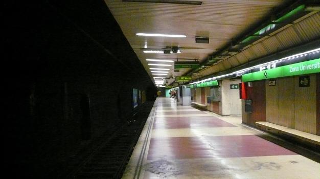 Station de métro Zona Universitària