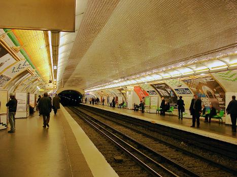 Station Sèvres - Babylone de la ligne 10 du métro de Paris, France.