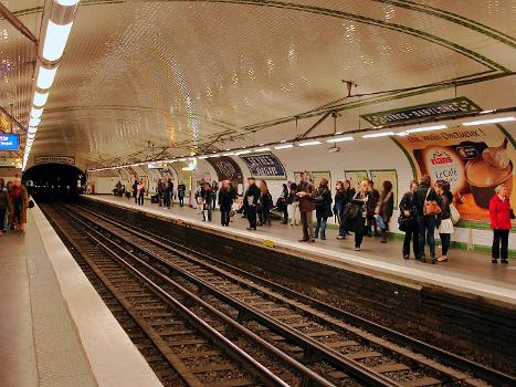 Station Sèvres - Babylone de la ligne 12 du métro de Paris, France.