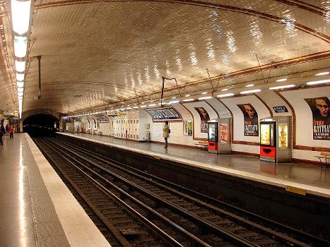 Station Solférino de la ligne 12 du métro de Paris, France.