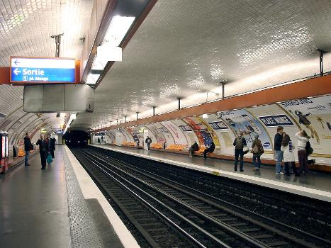 Station Place Monge, de la ligne 7 du métro de Paris, France.