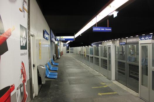 Porte palière de grande hauteur à la station Miromesnil sur la ligne 13 du métro de Paris