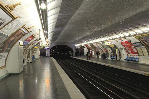 Quais de la station Michel-Ange - Molitor de la ligne 9 du métro parisien:Vue en direction de Mairie de Montreuil. On aperçoit au fond la station suivante ( Michel-Ange - Auteuil)