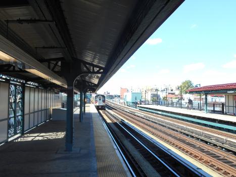 An R142A midday 6 train approaches the Morrison Avenue – Soundview (IRT Pelham Line) subway station