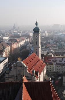 München. Blick vom Turm der Peterskirche auf die Heilig-Geist-Kirche