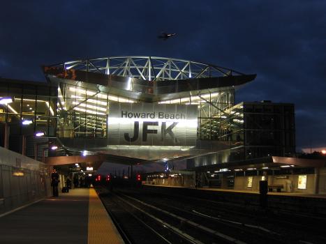 Station de Howard Beach–JFK à la IND Rockaway Line, vers l'aéroport international John F. Kennedy