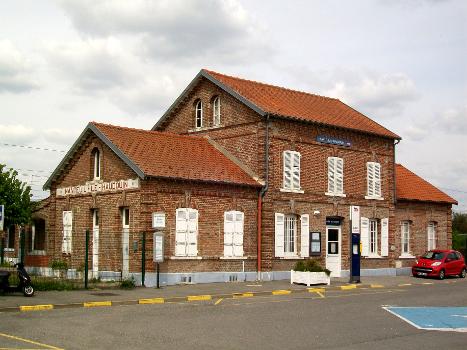Le bâtiment voyageurs de Nanteuil-le-Haudouin depuis la cour