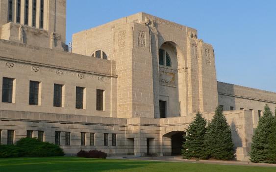 North entrance of Nebraska State Capitol in Lincoln, Nebraska:Seen from the northeast.