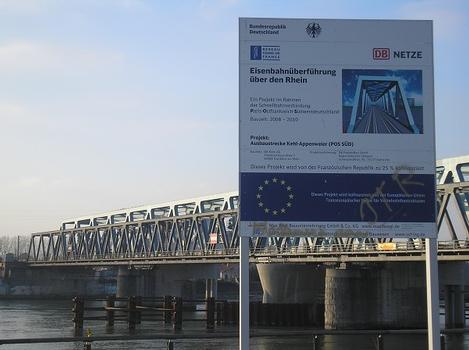 Nouveau pont ferroviaire de Kehl (en bleu) et ancien (en gris)