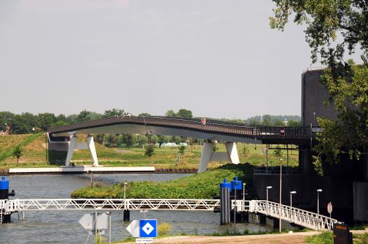 New steel box girder bridge (Heemsteedse brug) across the Amsterdam Rhine canal at Houten/Nieuwegein