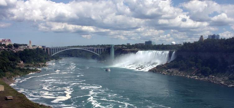 Die amerikanischen Niagarafälle und die Rainbow Bridge