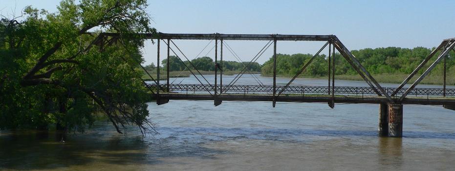 North Loup Bridge:1913 bridge across North Loup River, just north (upstream) from current bridge carrying 806 Rd across the river, northeast of the village of North Loup. Western of three large trusses.