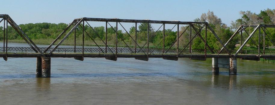 North Loup Bridge : 1913 bridge across North Loup River, just north (upstream) from current bridge carrying 806 Rd across the river, northeast of the village of North Loup. Middle of three large spans; seen from downstream.