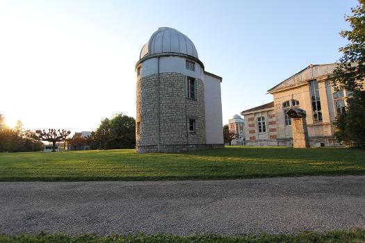 Astrographe, ancien équatorial Coudé au fond, et bâtiment méridien, à droite, de l'observatoire de Besançon