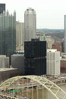 Westinghouse Tower (en noir) - Pittsburgh