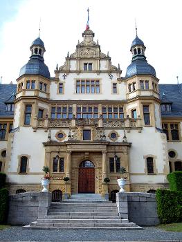 Palais du Gouverneur:Entrée principale.Palais construit en 1902-1904 de style néo-Renaissance allemande pour servir de logement au général du 16ème corps d'armée allemande. Fait partie de l'ensemble Citadelle.