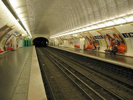 Paris Métro, station Iéna (line 9)