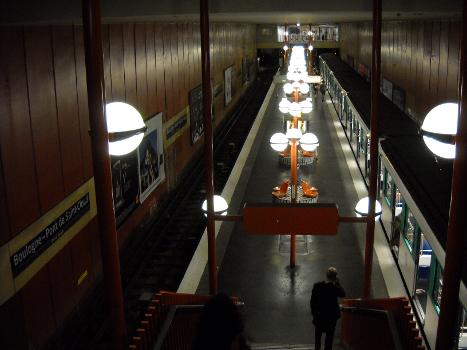 Boulogne-Pont de Saint-Cloud station, on Paris metro line 10