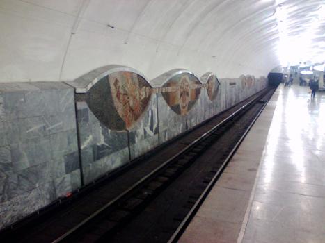 Akademika Pavlova Metro Station