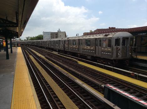 Northbound 6 train leaves Buhre Avenue Station