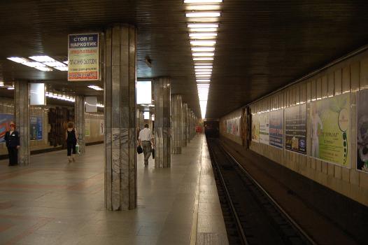 Station de métro Pochaina