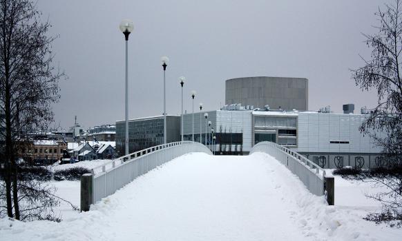 The Pikisaarensilta bridge in Oulu:The Oulu City Theatre in the end of the bridge