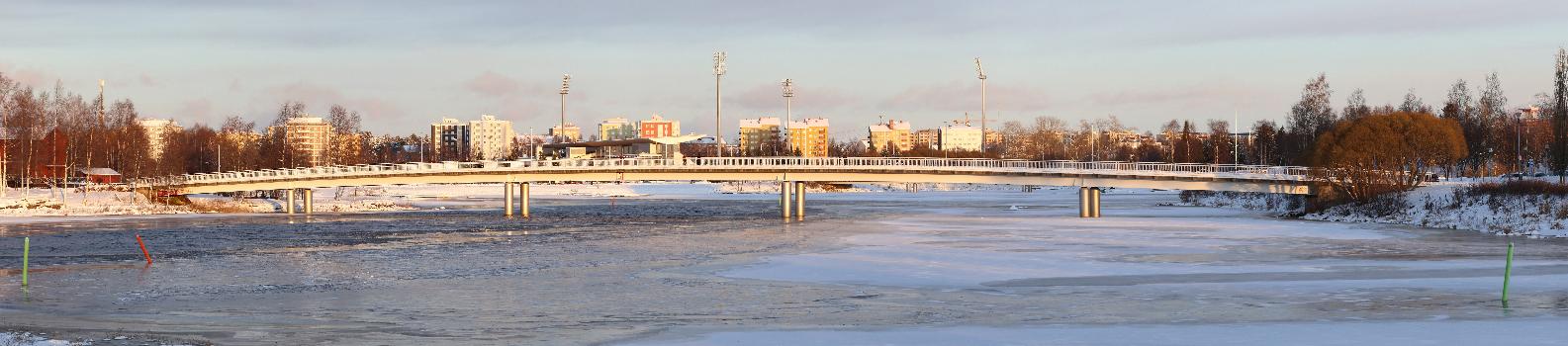 A panoramic view of the Pikisaarensilta bridge in Oulu