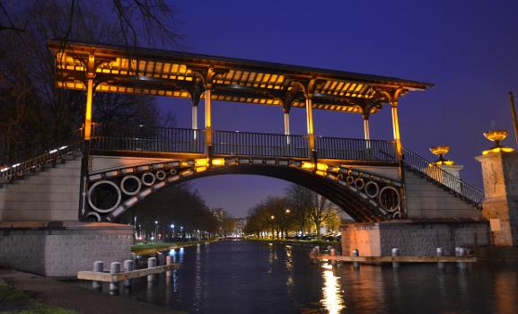 Le pont Napoléon à Lille : Le "Pont Napoléon", qui enjambe une section canalisée de la rivière Moyenne-Deûle à Lille, près de la Citadelle Vauban.